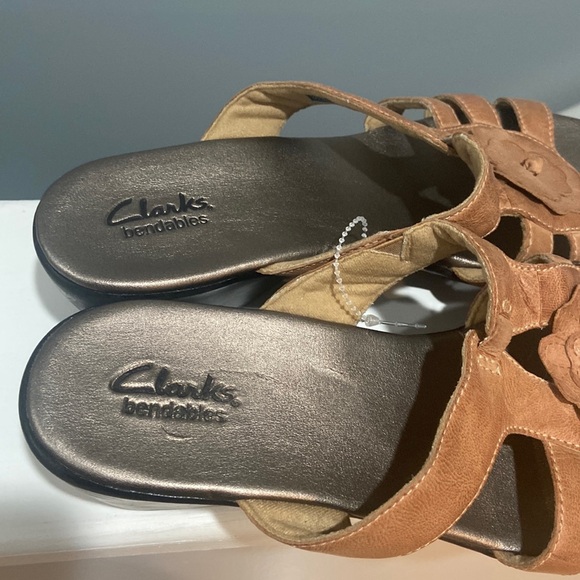 CLARKS Bendables Leather Wedge Sandals tan color Women's Sz 10M adorable flower - Picture 8 of 16